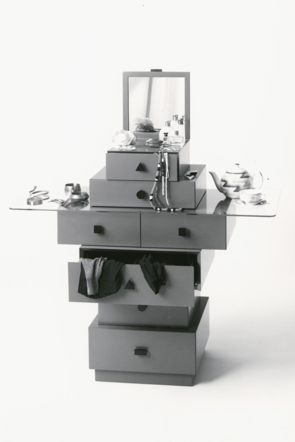 Robot-Kommode, 1981 – Fotografie: Röthlisberger Kollektion, Museum für Gestaltung Zürich, Designsammlung, ZHdK, Donation Susi Berger