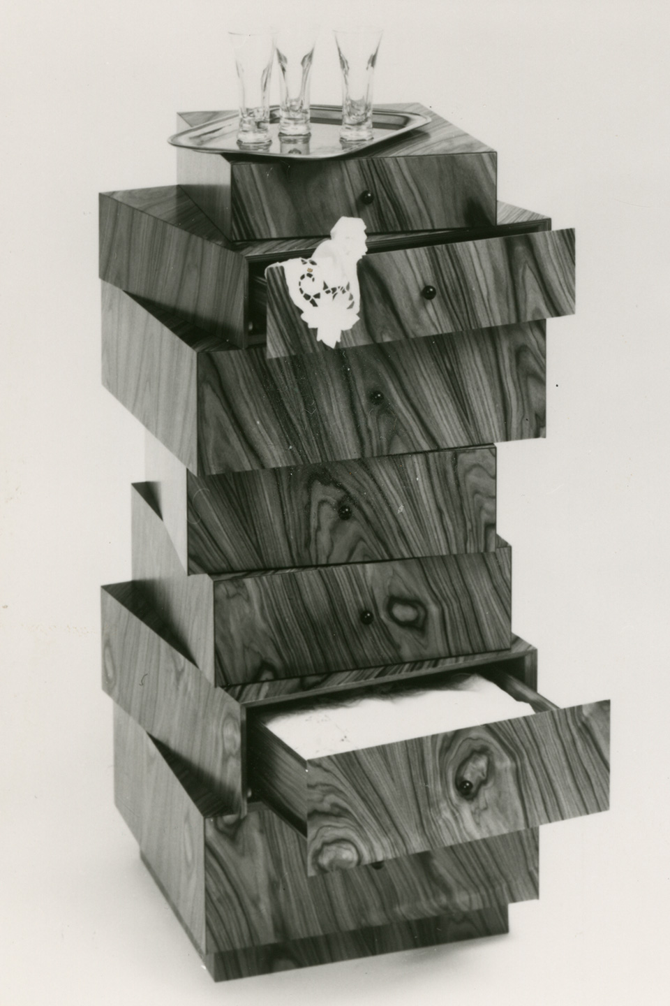 Schubladenstapel, 1981 – Fotografie: Röthlisberger Kollektion, Museum für Gestaltung Zürich, Designsammlung, ZHdK, Donation Susi Berger